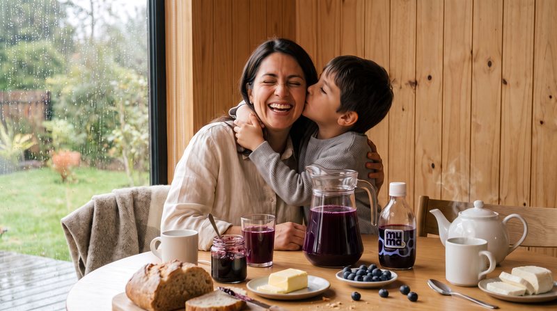 Concentrado muma sirviéndose